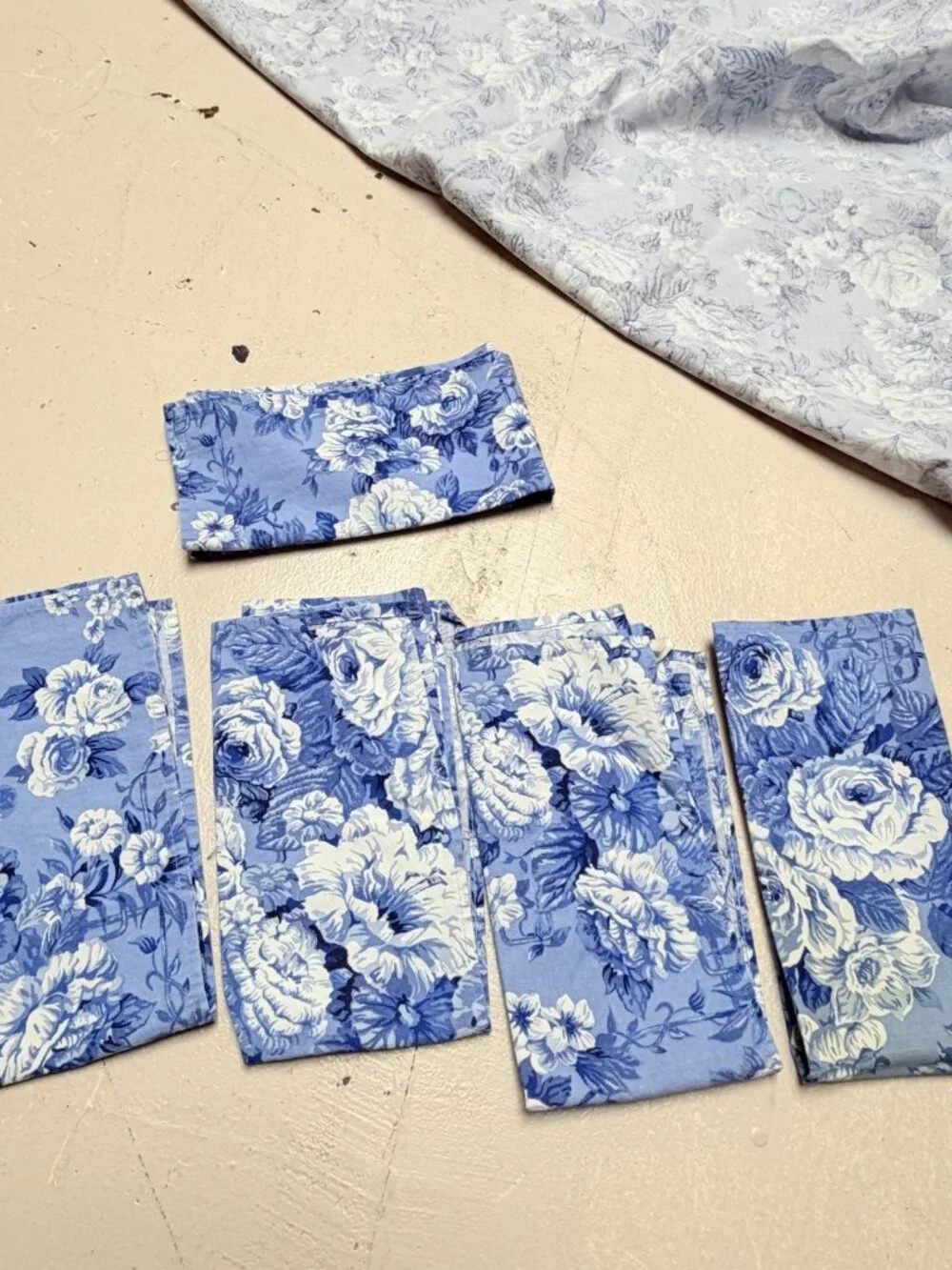 Charter Club Round Cotton Blue Roses Tablecloth 5 Napkins Cottage Summer Garden